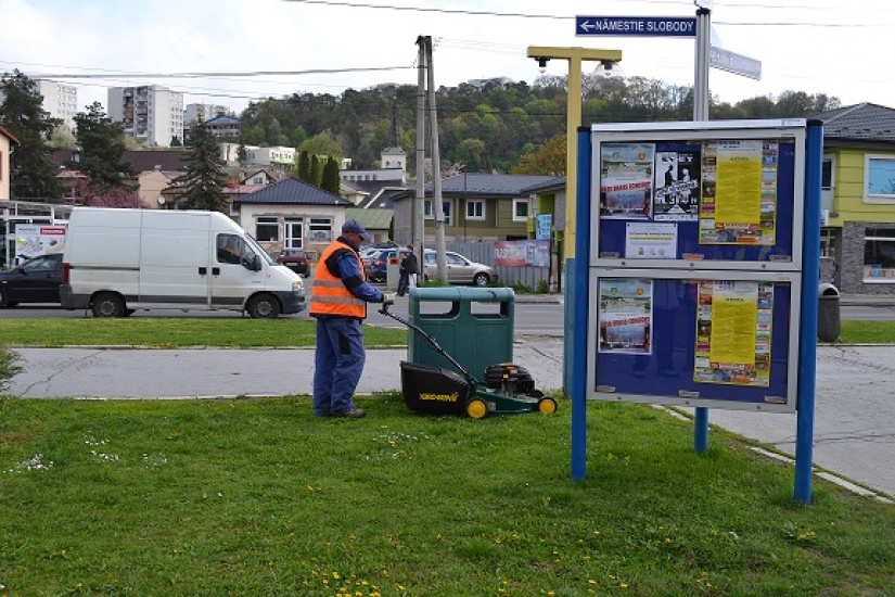 Mesto začalo s jarnou údržbou zelene