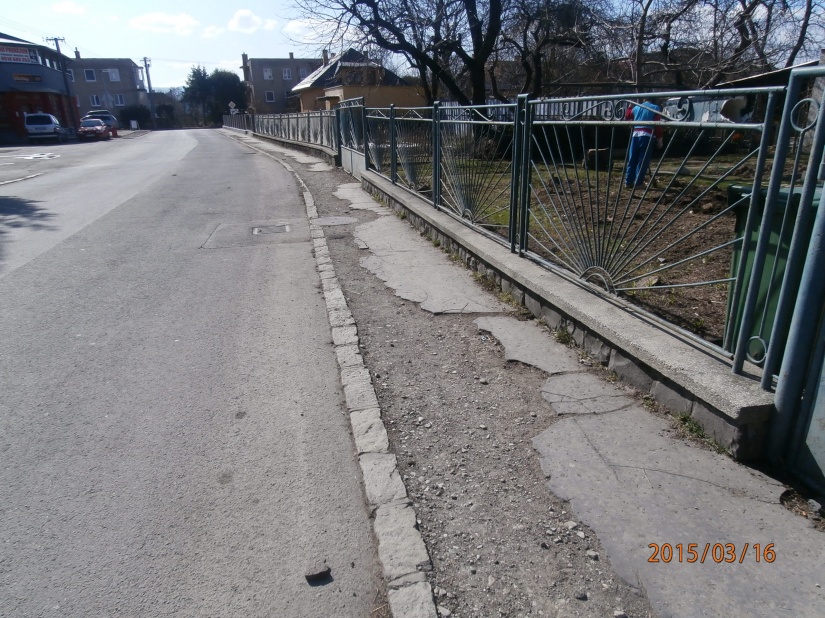 Chodník na Ulici A. Dubčeka pred opravou