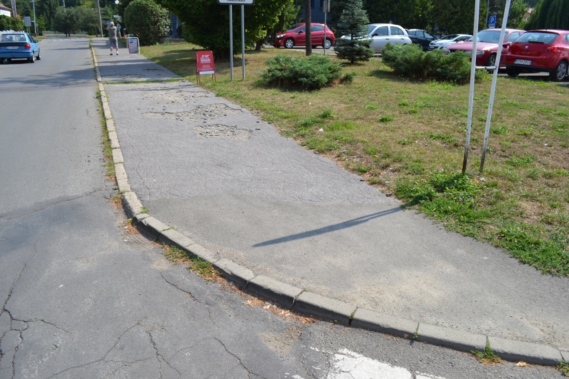 Chodník na Okulke pred opravou