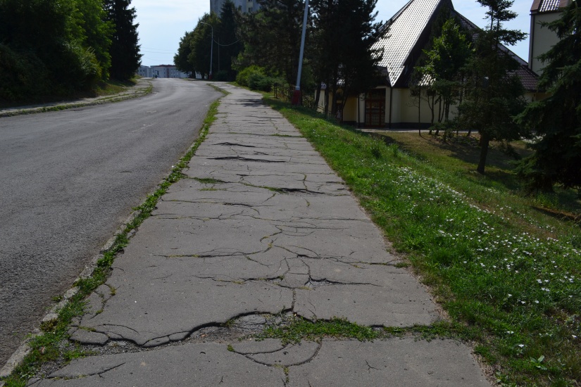 Chodník na Okulke pred opravou