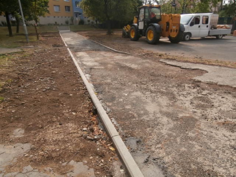 Chodník pri Základnej škole Sídlisko II. pred opravou