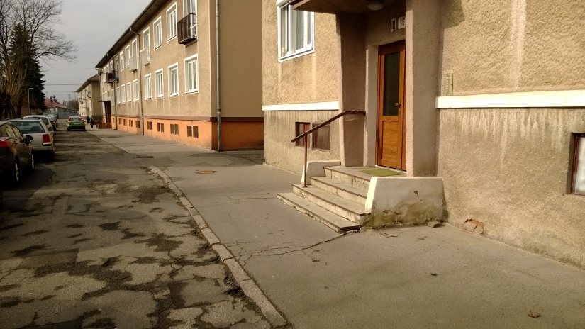 Chodník a cesta na Sídlisku I. pred opravou