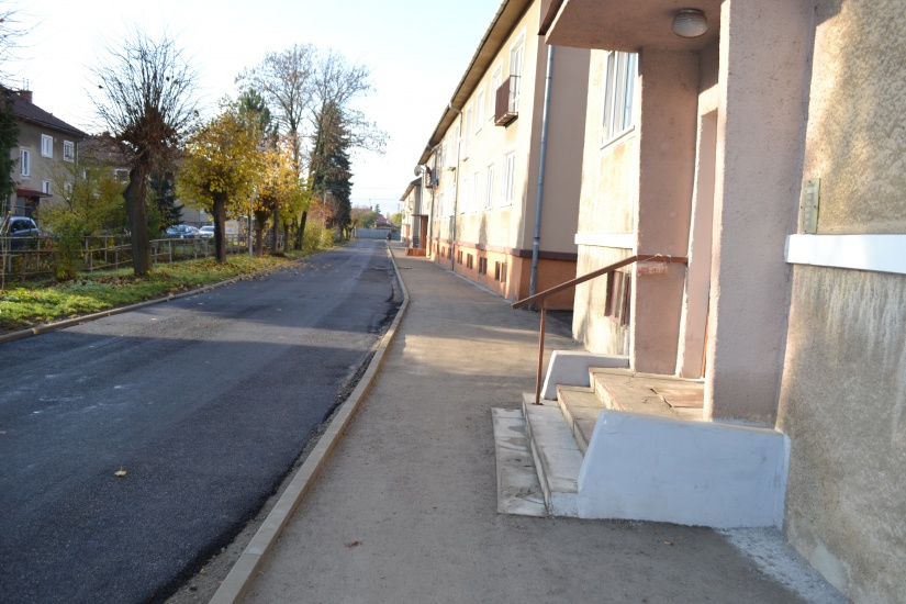 Chodník a cesta na Sídlisku I. počas realizácie opravy