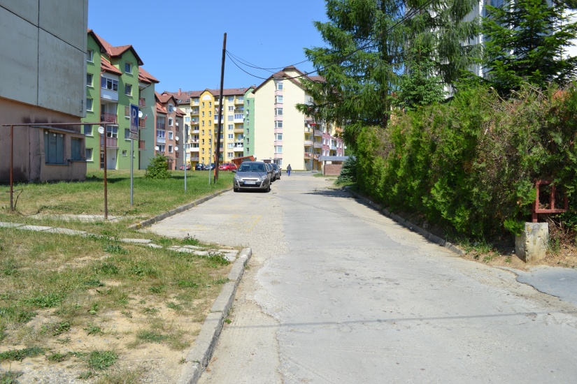 Vnútrosídlisková komunikácia na Lúčnej pri bytových domoch 824 a 825 pred opravou