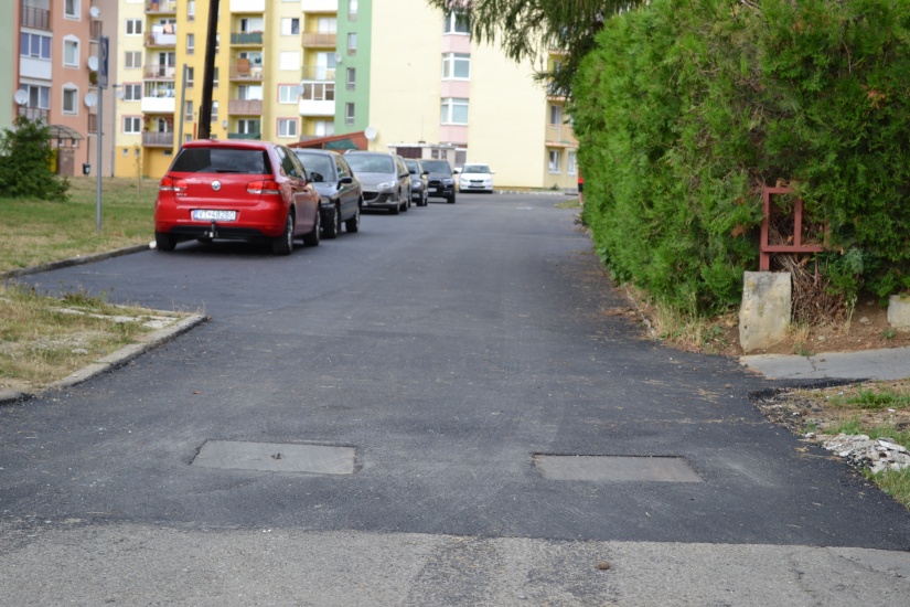 Vnútrosídlisková komunikácia na Lúčnej pri bytových domoch 824 a 825 po zrealizovaní opravy