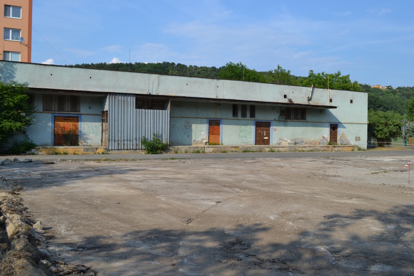 Parkovisko pri Základnej škole Juh pred opravou