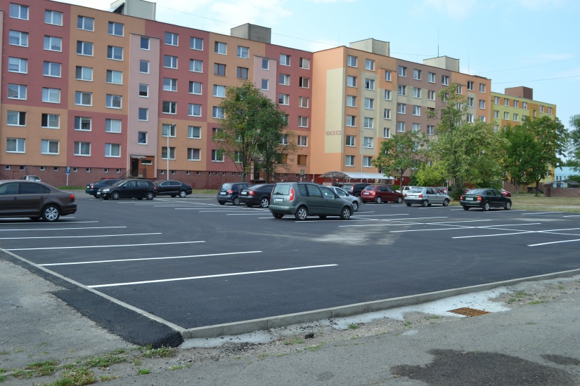 Parkovisko pri Základnej škole Juh po zrealizovaní opravy