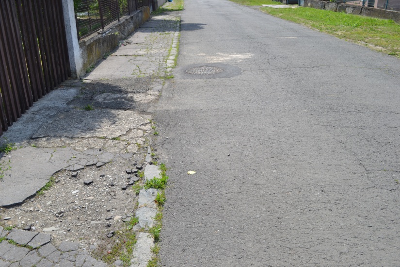 Chodník na Trepčianskej ulici pred opravou