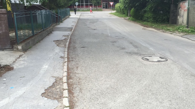 Chodník pri základnej umeleckej škole pred opravou