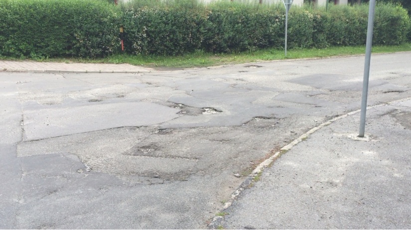 Cesta na Kalinčiakovej ulici pred opravou