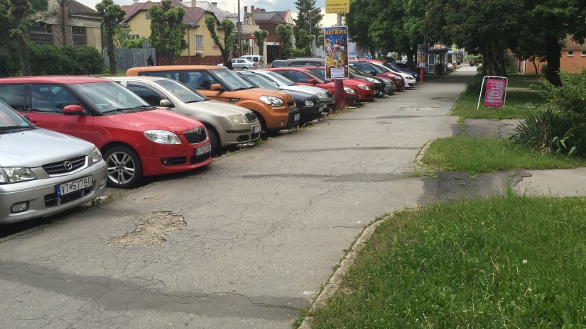 Chodník na Ulici duklianskych hrdinou pred opravou