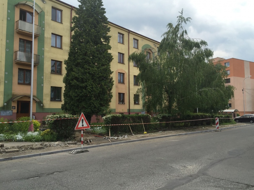 Chodník na Sídlisku II. pri BD 1220 počas opravy