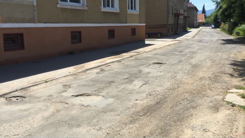 Chodník a cesta na Sídlisku I. pred opravou