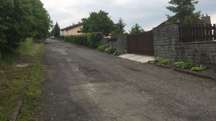 Cesta na Ulici gen. Svobodu pred opravou