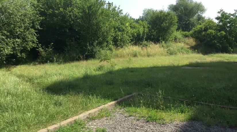 Plocha na Sídlisku 1. mája pri BD B pred úpravou