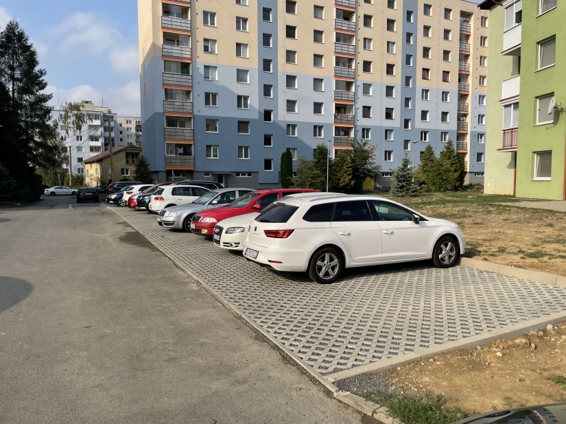 Upravená parkovacia plocha na Lúčnej pri BD 824