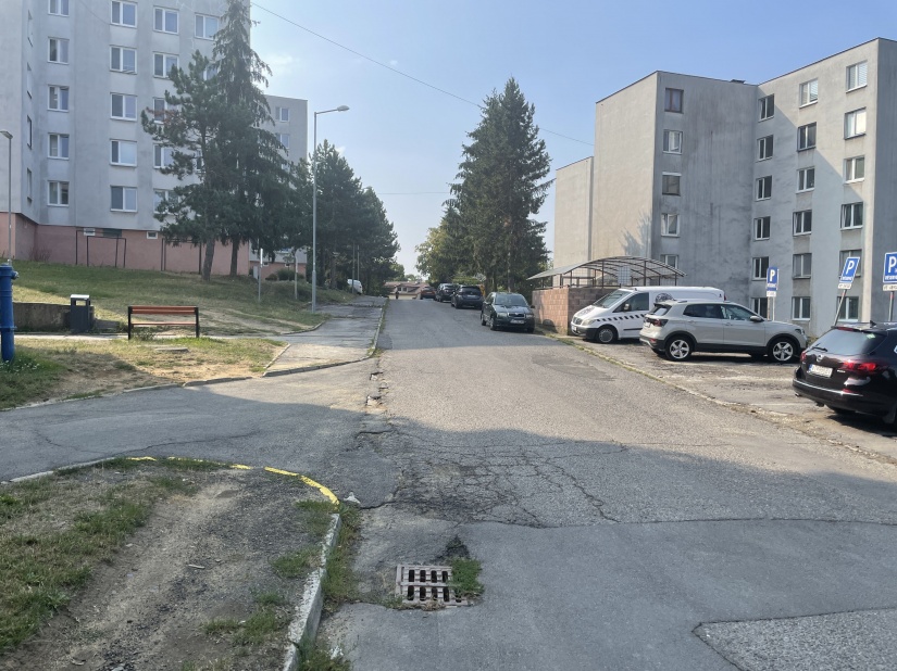 Naplánovaná je oprava pešej a cestnej komunikácie na Sídlisku 1. mája pri BD D a E