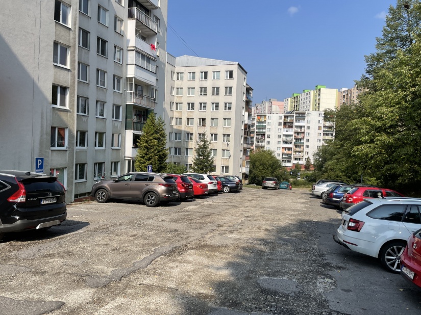 Naplánovaná je aj oprava havarijného stavu cesty a parkoviska na Sídlisku 1. mája za BD 70, 71, 72