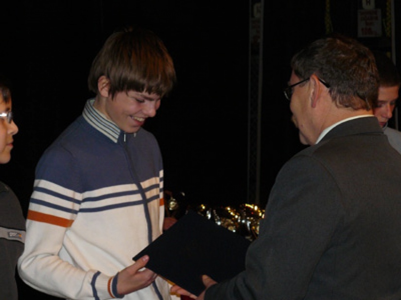 Mgr. A. Krišanda odovzdáva ocenenie Patrikovi Ihnátovi /judo/ - žiacka kategória.