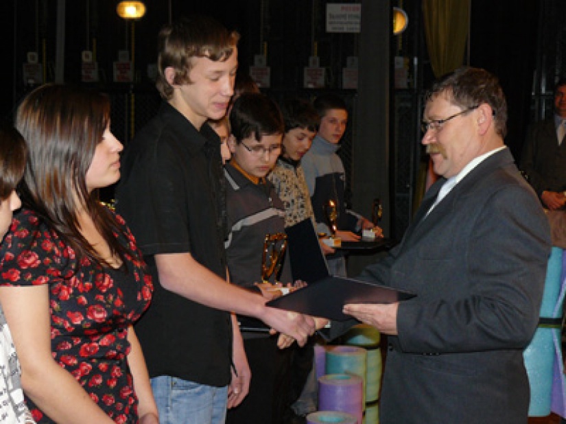 Mgr. A. Krišanda odovzdáva ocenenie Jozefovi Polákovi /box/ - žiacka kategória.