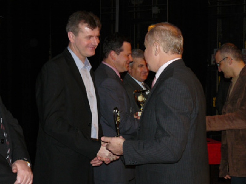 Primátor mesta odovzdáva ocenenie Milanovi Marcinovovi /tenis/ - kategória dospelých