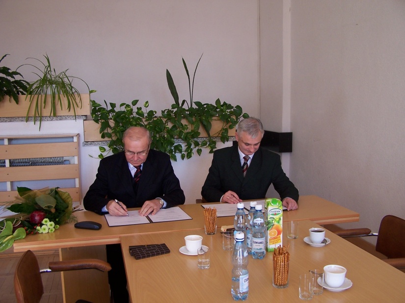 Podpisovanie zmluvy o medzinárodnej spolupráci.