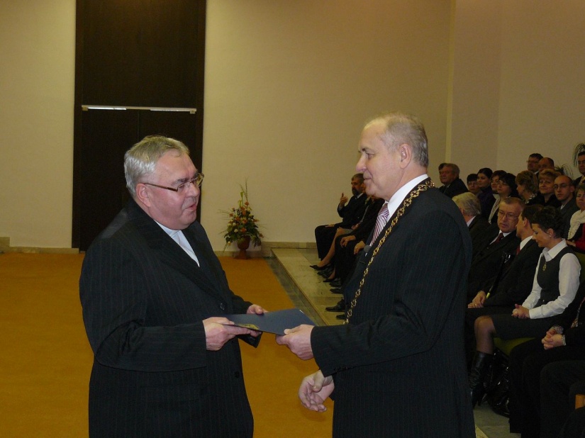 PaedDr. Michal Kučera preberá ocenenie