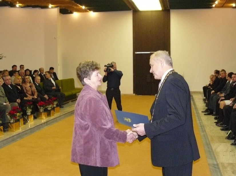 Ocenenie za svoju matku Emu Štofkovú preberá dcéra Irena Jacková