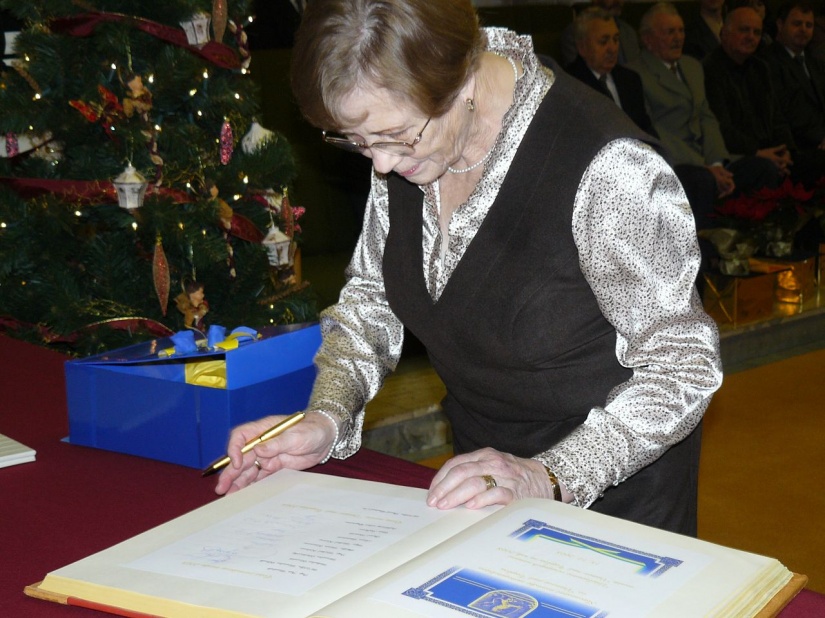 Podpisanie pani Lýdie Ondrušovej do pamätnej knihy mesta