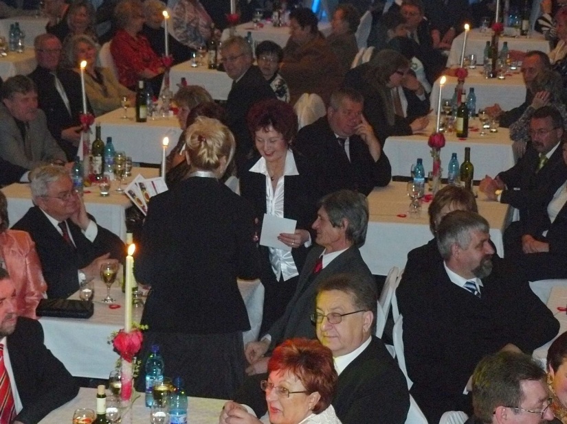 Výherkyňa v tombole pani Vilma Krauspeová si preberá cenu