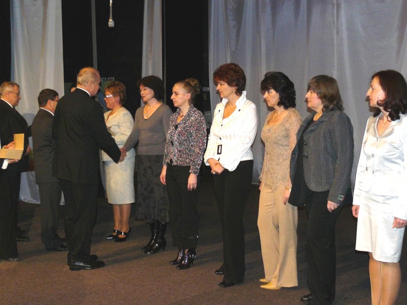 Primátor mesta odovzdáva ocenenia učiteľkám MŠ a ZŠ