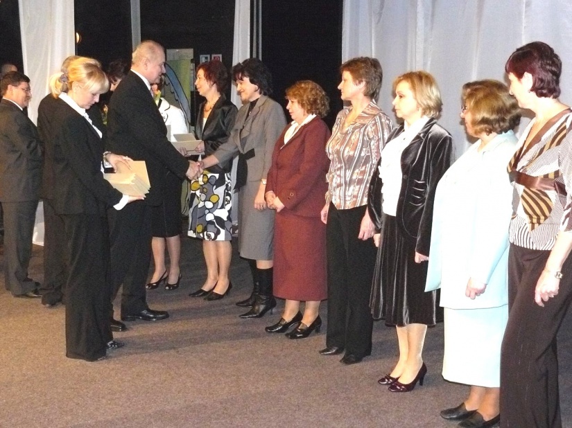 Učiteľky ZŠ a ZUŠ preberajú ocenenie z rúk primátora mesta