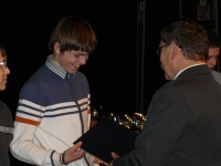 Mgr. A. Krišanda odovzdáva ocenenie Patrikovi Ihnátovi /judo/ - žiacka kategória.