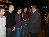 Mgr. J. Kuba odovzdáva ocenenie P. Lengvarskému, ml. /športová kynológia/ - dorastenecká kategória