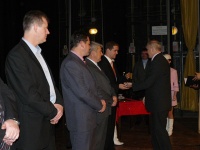 Primátor mesta PhDr. T. Lešo odovzdáva ocenenie Petrovi Kočkinovi /stolný tenis/ - kateg. dospelých