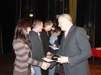 M. Krišandová preberá ocenenie za najúspešnejší šport. kolektív- oddiel judo