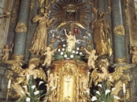 Hlavný oltár s obrazom Panny Márie