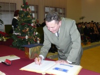 Ing. Michal Kolesár sa podpisuje do pamätnej knihy mesta