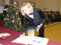 PhDr. Mária Kotorová sa podpisuje do pamätnej knihy mesta