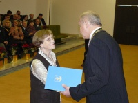 Pani Lýdia Ondrušová preberá ocenenie za svojho manžela MUDr. Pavla Ondruša i.m.