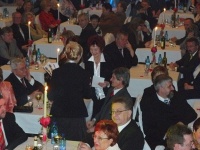 Výherkyňa v tombole pani Vilma Krauspeová si preberá cenu