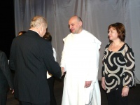 Primátor mesta odovzdáva ocenenie o. Robertovi Kurowidzkemu, učiteľovi náboženskej výchovy