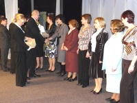 Učiteľky ZŠ a ZUŠ preberajú ocenenie z rúk primátora mesta