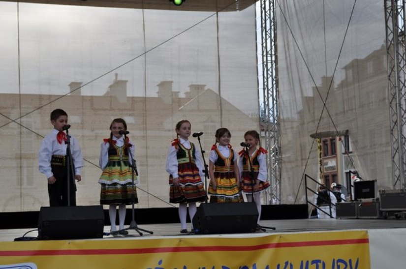 Rzeszow - MDK- vystúpenie domáceho detského súboru
