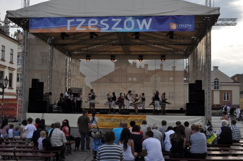 Rzeszow -rynek- koncert folklórneho súboru Orgonina