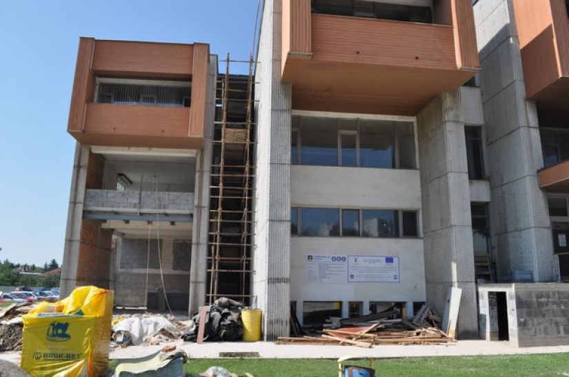 Dom kultúry - stavebná činnosť pred budovou DK