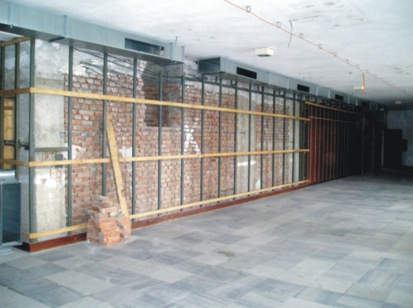 Dom kultúry - foyer vpravo počas obnovy