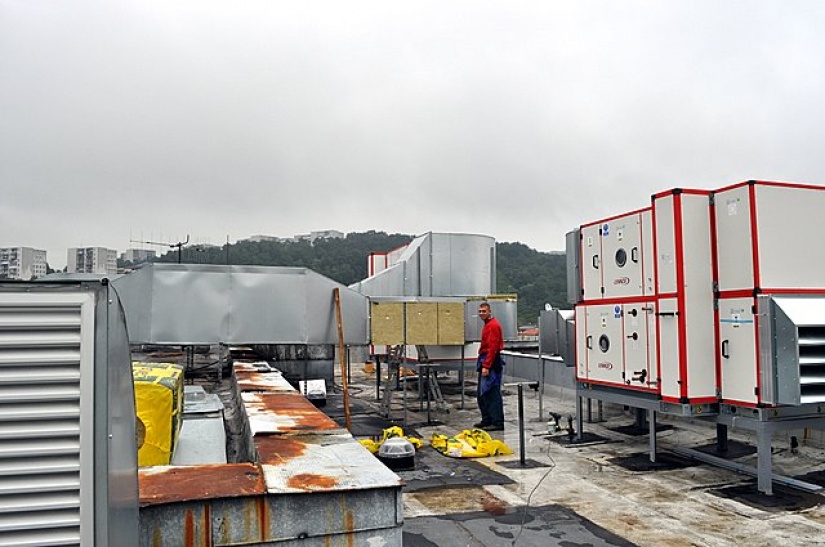 Dom kultúry - inštalácia klimatizačných jednotiek na streche