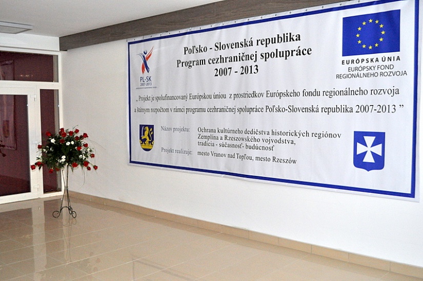 Projektový banner vo foyery DK