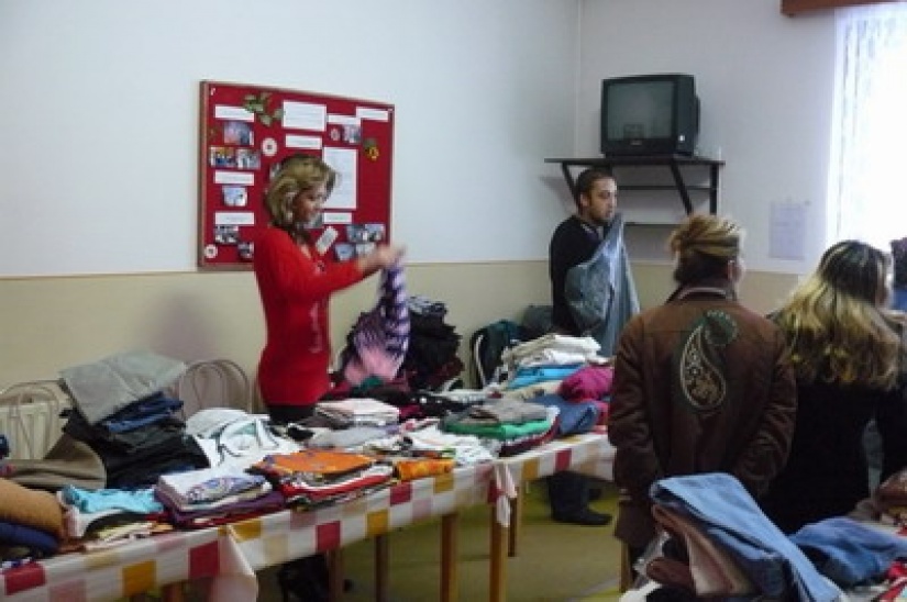 Terénni sociálni pracovníci Janka Ferencová a Alfonz Kaliáš pri výdaji ošatenia vo Vianočnej burze